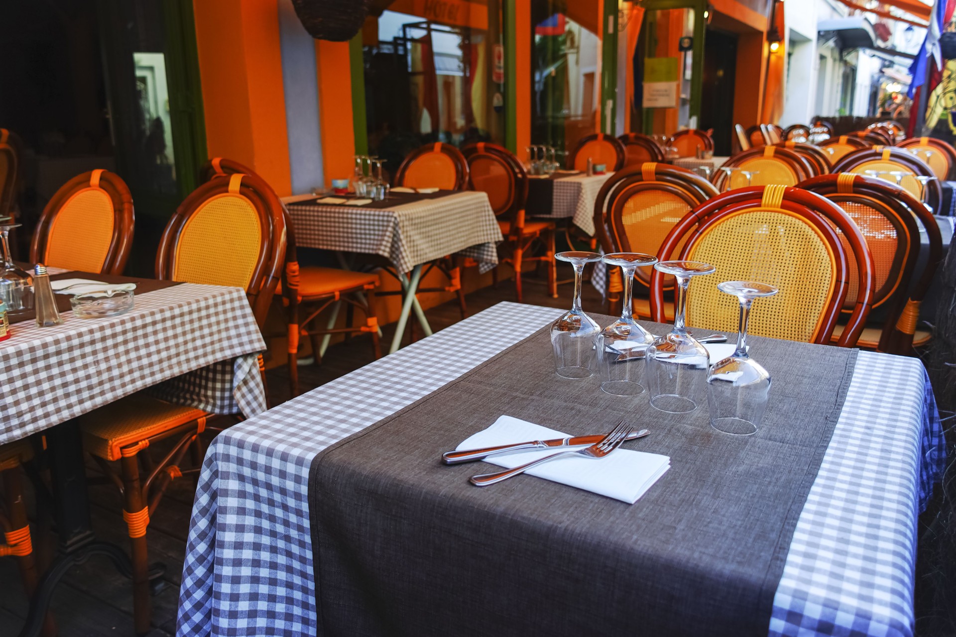 Café de rue Français traditionnel en Provence, se sont installés pour déjeuner ou dîner avec vin, personne ne