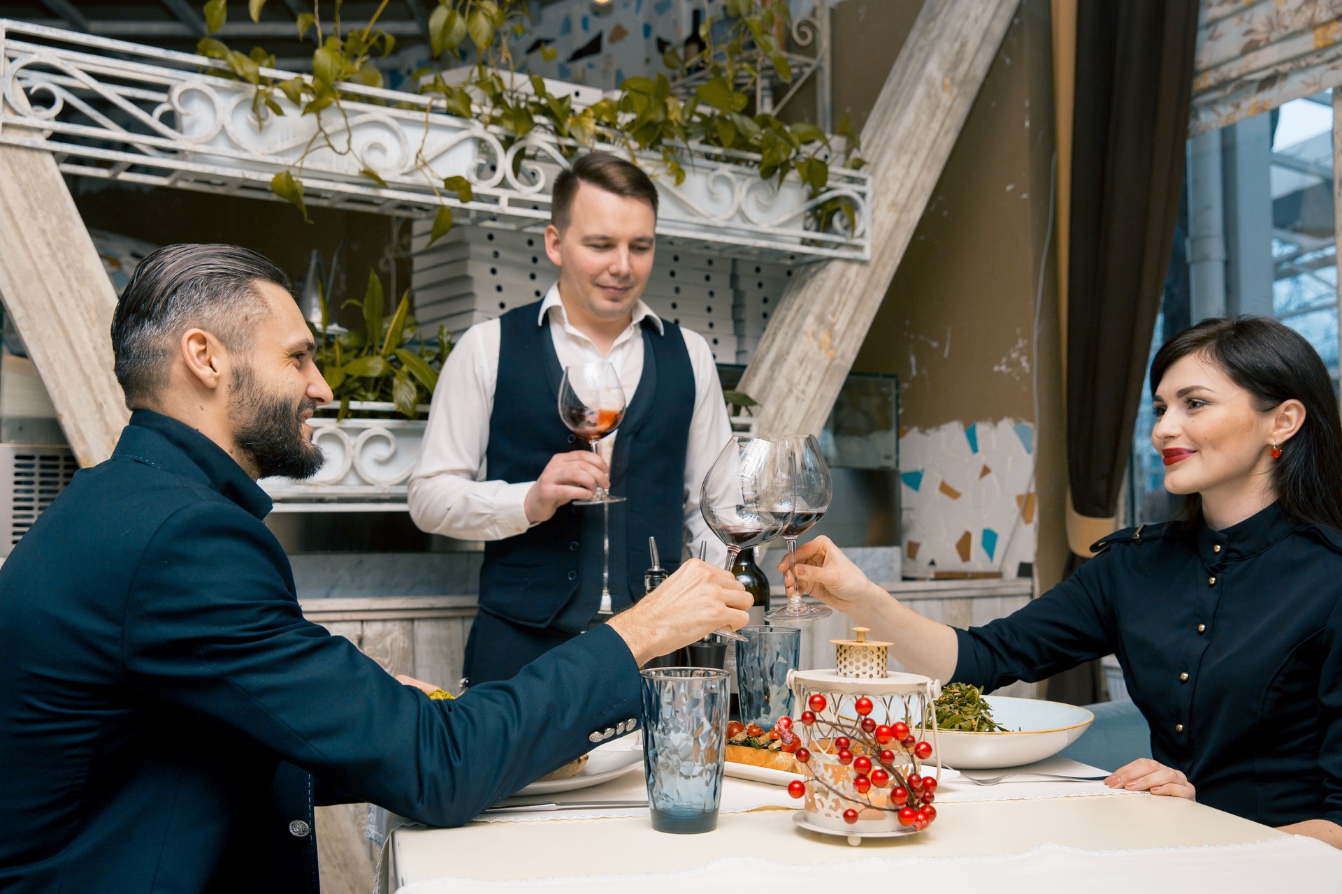 Couple en dégustant un repas romantique ensemble. sommelier présente et digère vin