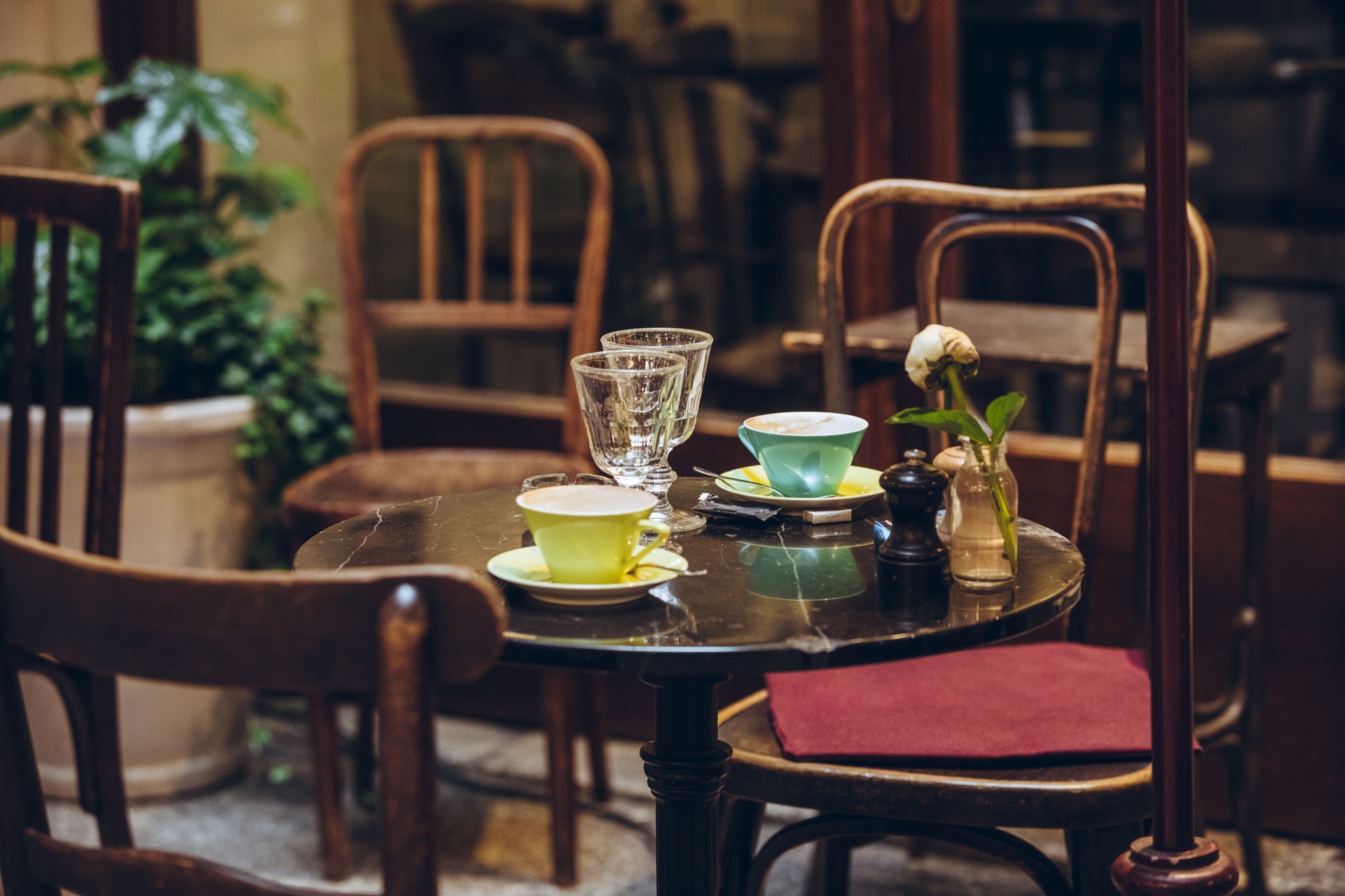 vue de la table de café de restaurant avec des tasses de thé et la fleur