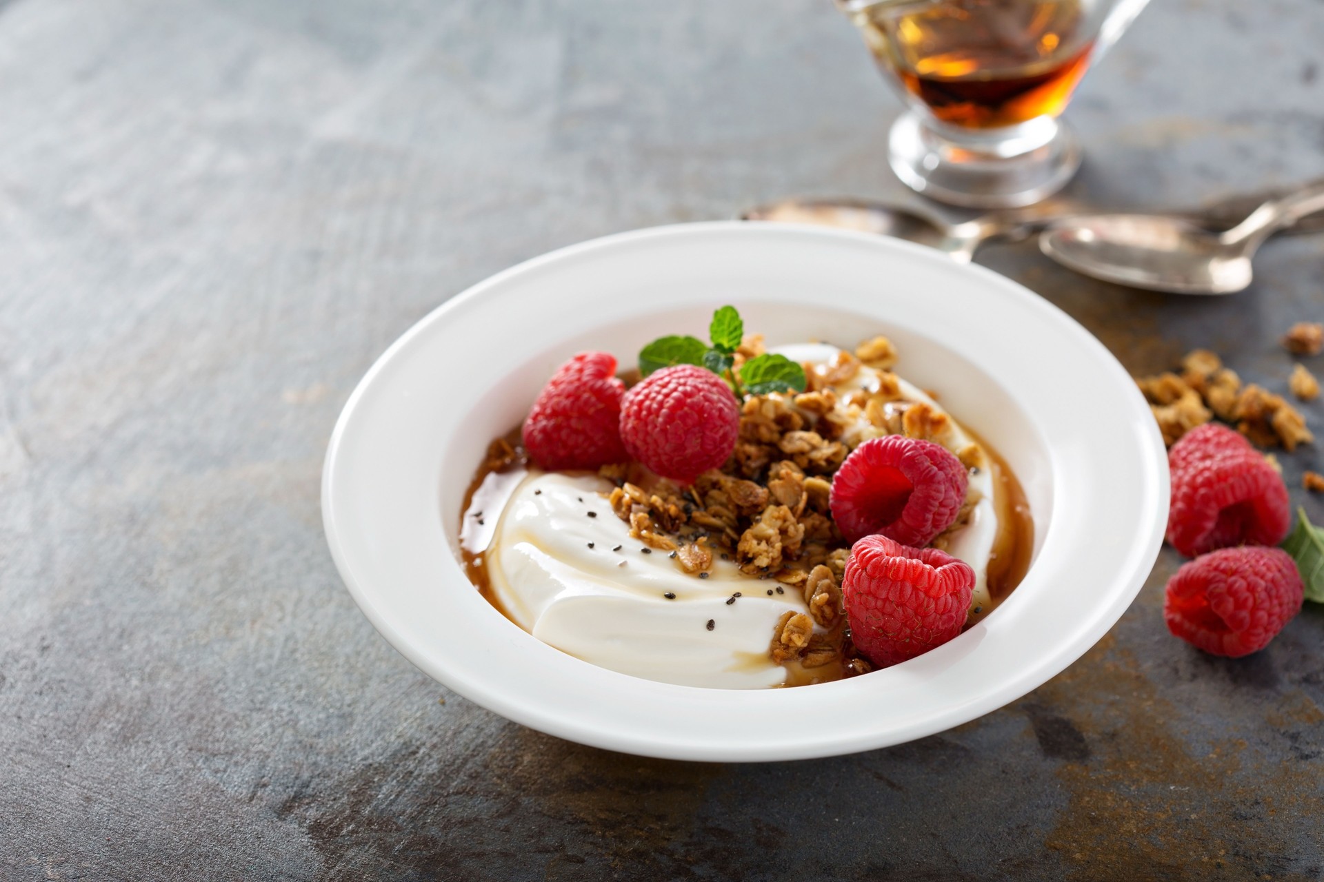 Bol d’yogourt à la framboise et sirop d’érable
