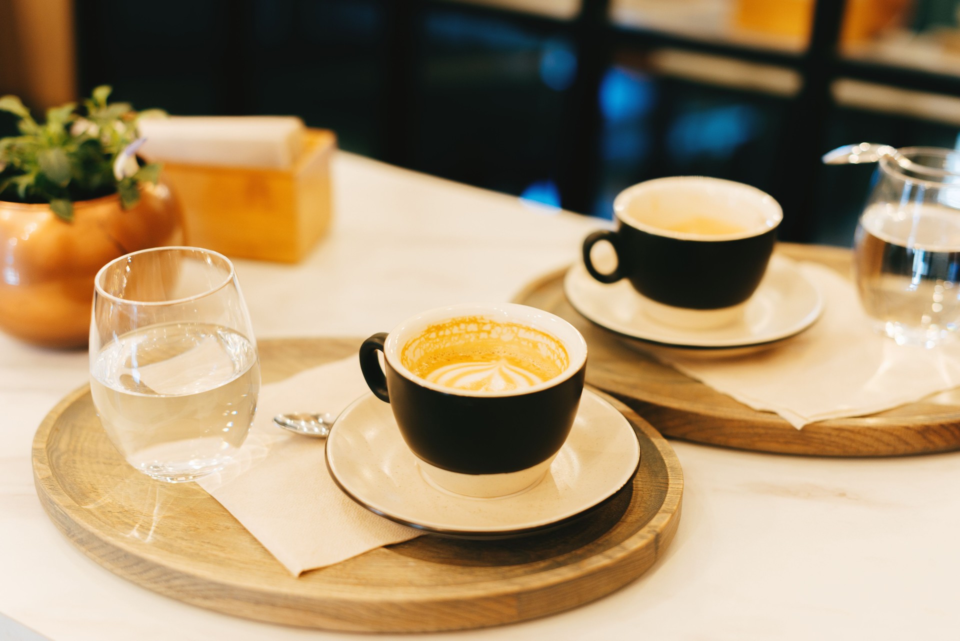 Cappuccino frais sur la table dans le café