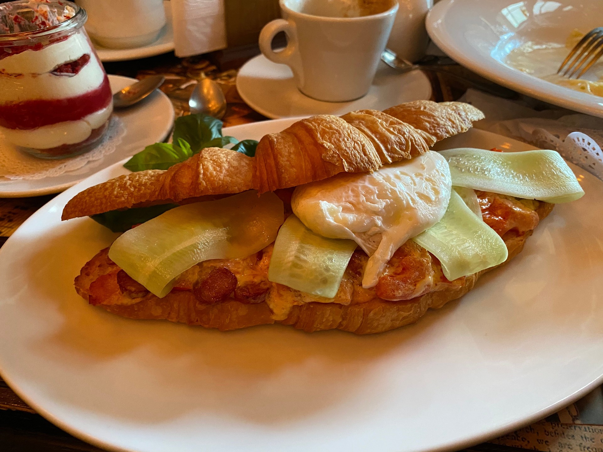 croissant avec des saucisses et oeuf poché
