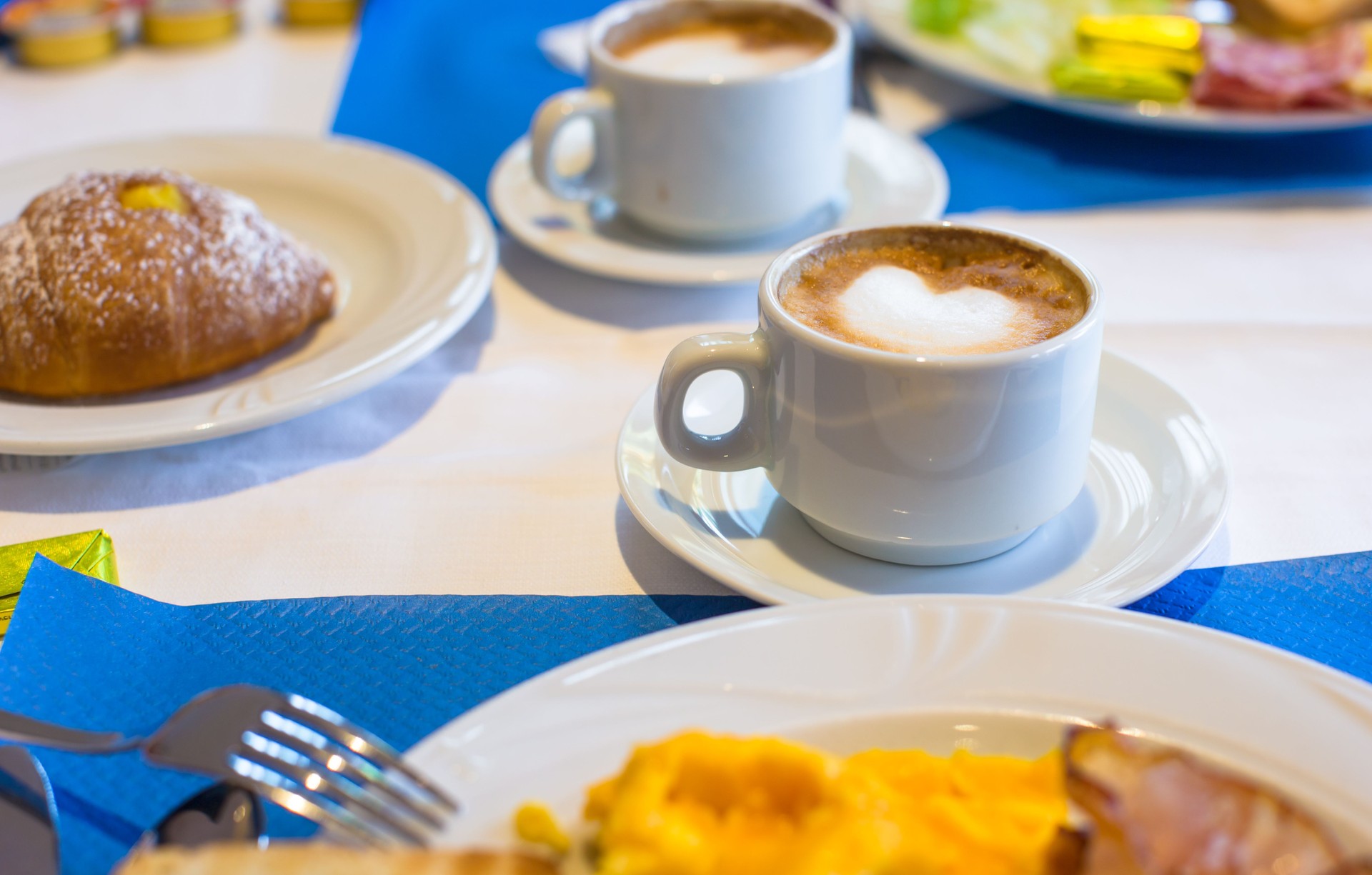Délicieux et délicieux cappuccino pour le petit déjeuner au Café