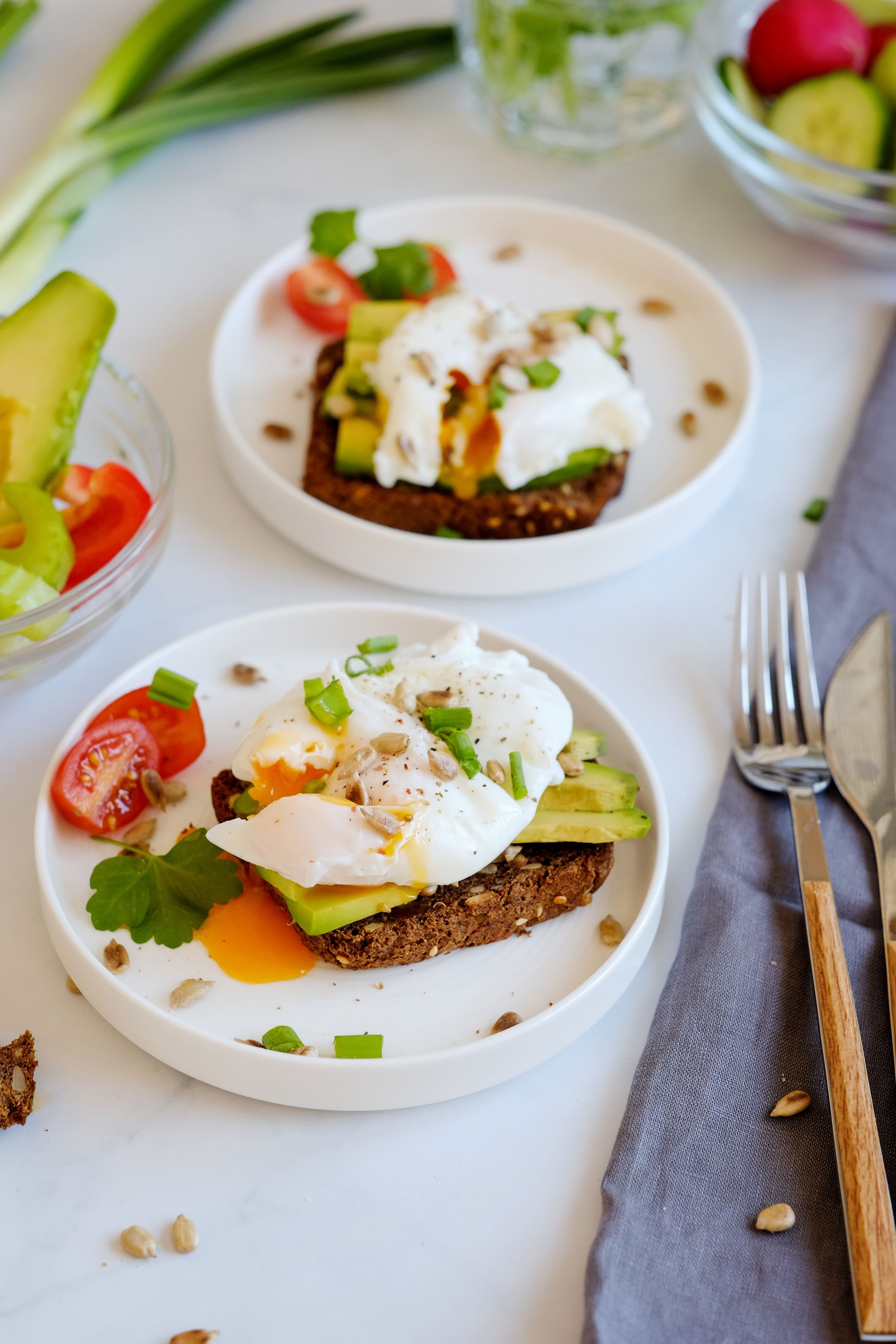 Pain grillé à l’avocat et œuf poché